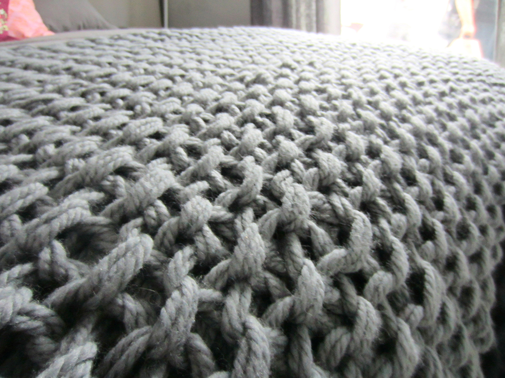 Makuuhuone neulottu peitto