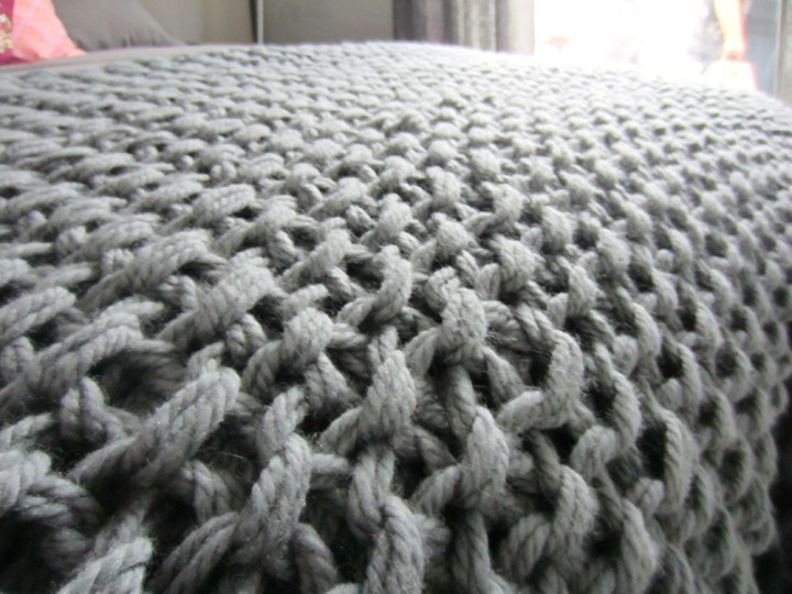 Makuuhuone neulottu peitto