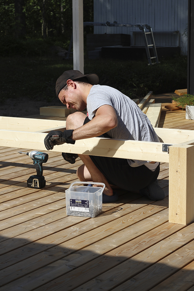 olli_rakentaa_penkkia