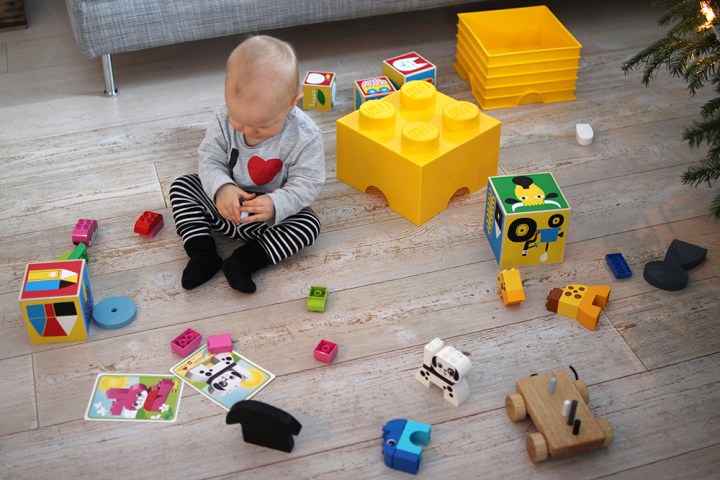 nuka_leikkii_legoilla