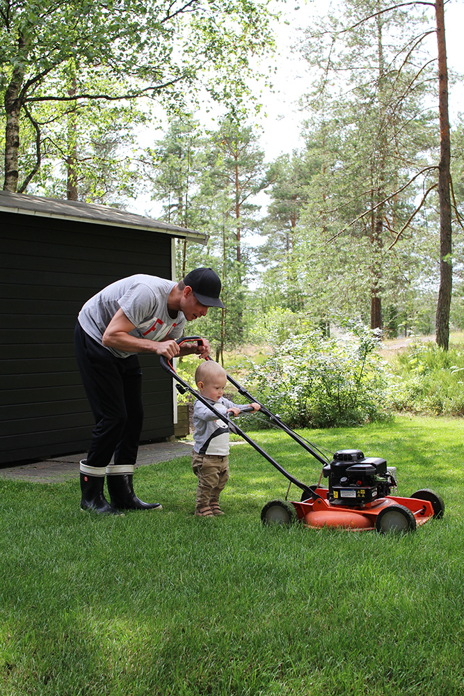 pojat_ruohonleikkuu