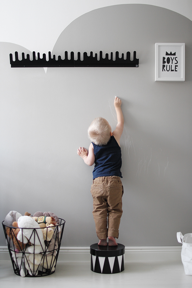 nuka_piirtaa_seinalle