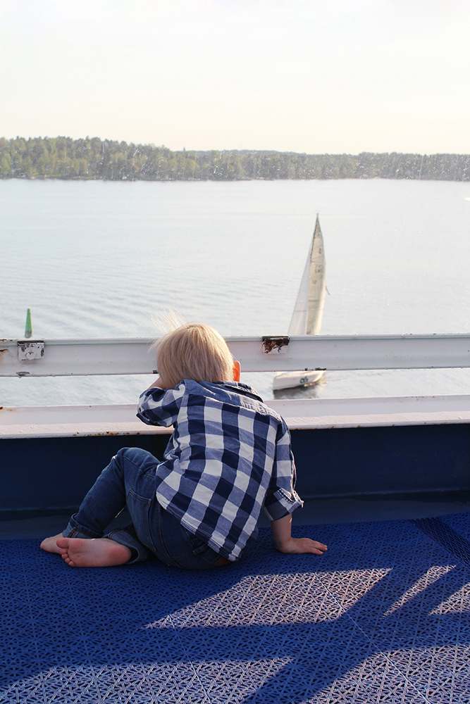 nuka_katsoo_veneita copy